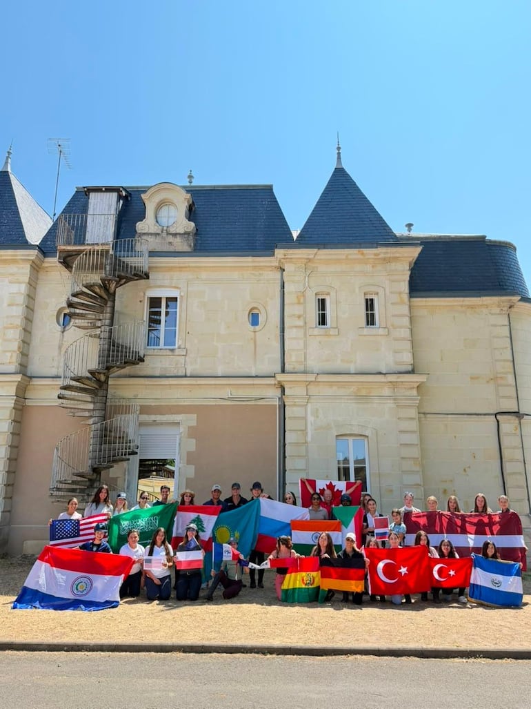 Giovanna Santi, en medio de jóvenes de 22 países, en una clínica de equitación, en Francia.
