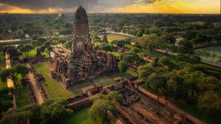 Vista aérea del antiguo templo budista de Ayutthaya cerca del río Chao Phraya en Ayutthaya, Tailandia.