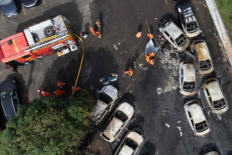 Zona donde cayó uno de los helicópteros hoy durante un accidente aéreo en Río de Janeiro luego de que colisionen en el aire dos aeronaves. Entre las seis víctimas fatales estarían el cantante de Estados Unidos Oliver Tree y el youtuber argentino Gaspi.