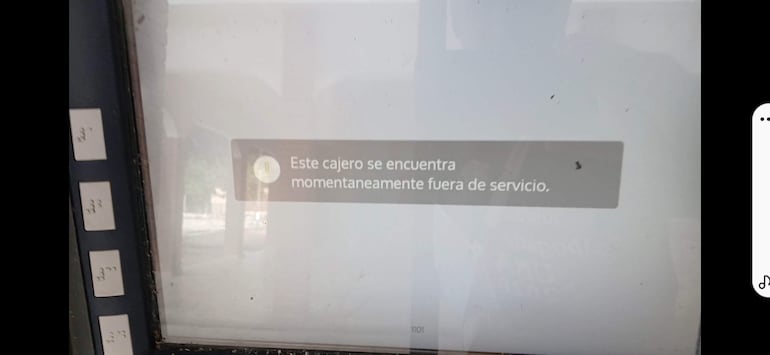 Cajero automático en exterior mostrando mensaje de servicio interrumpido, sin personas presentes.
