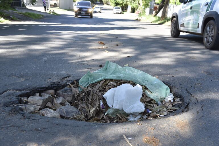 Enorme bache con basura sobre la calle Congreso de Colombia, frente a la plaza Ykua Francia, en el exclusivo barrio Mburucuyá de Asunción.