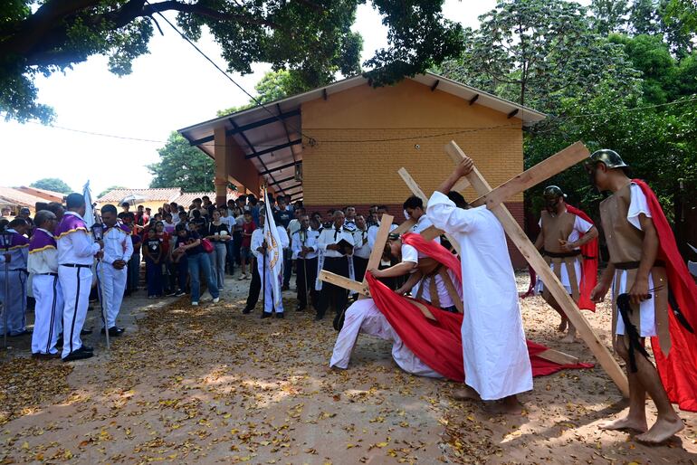 La representación del Vía Crucis partió del Colegio Divino Maestro. 