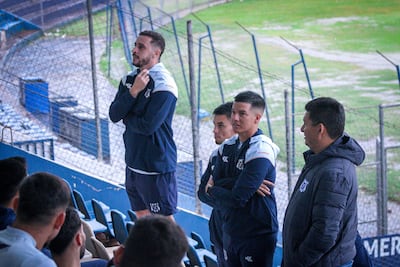 La presentación de Marcelo José Palau en el Sportivo 2 de Mayo, que estuvo a cargo del presidente Hugo Romero, se realizó en el sector cubierto preferencial del estadio Río Parapití, debido a las malas condiciones climáticas.