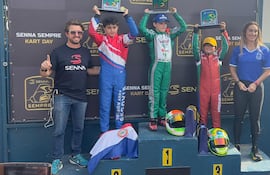 Nelson Segovia (2°) celebra en el podio luego de una gran actuación en el Senna Racing Day.