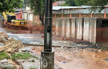 Vecinos cuentan que en los días de intensa lluvia, incluso tienen que abandonar sus casas para no ser afectados por los raudales.