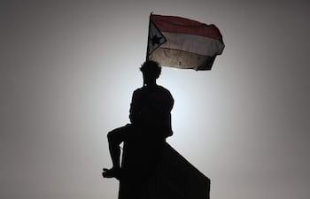 Una persona ondea una bandera durante una manifestación en favor de la independencia del Yemen del Sur el pasado jueves en la ciudad de Adén.
