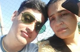 José Alcides Garozzo Lezcano junto a su madre, Nuri de Kim.