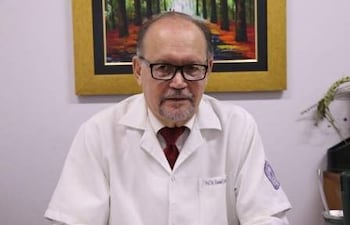 El doctor Hassel Jimmy Jiménez posa en su consultorio.