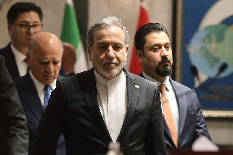 El ministro de Exteriores de Irán, Abbás Araqchi, a su llegada a Bagdad, Irak. 