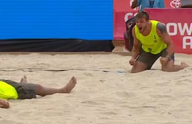 Festejo de Gonzalo que se tira a la arena en frente grita su dupla Giuliano. Fue oro para Paraguay.