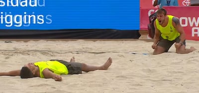 Festejo de Gonzalo que se tira a la arena en frente grita su dupla Giuliano. Fue oro para Paraguay.