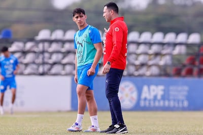 El entrenador de la Selección Paraguaya Sub 20, Antolín Alcaraz brinda indicaciones al delantero de Sol de América David Fernández. (Foto: @Albirroja)