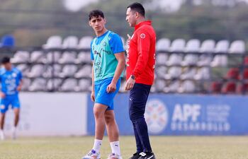 El entrenador de la Selección Paraguaya Sub 20, Antolín Alcaraz brinda indicaciones al delantero de Sol de América David Fernández. (Foto: @Albirroja)