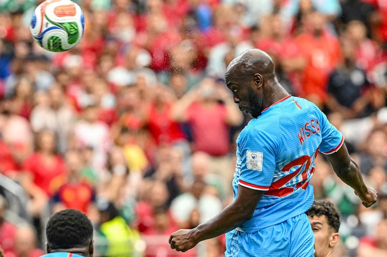 Testazo de Yoane Wissa para anotar el gol de RD Congo.