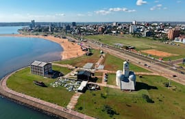 Panorama de la costa urbana de Asunción, con edificios emblemáticos junto al río Paraguay y áreas recreativas.
