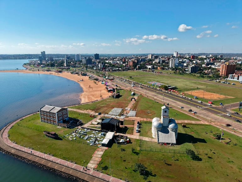 Panorama de la costa urbana de Asunción, con edificios emblemáticos junto al río Paraguay y áreas recreativas.