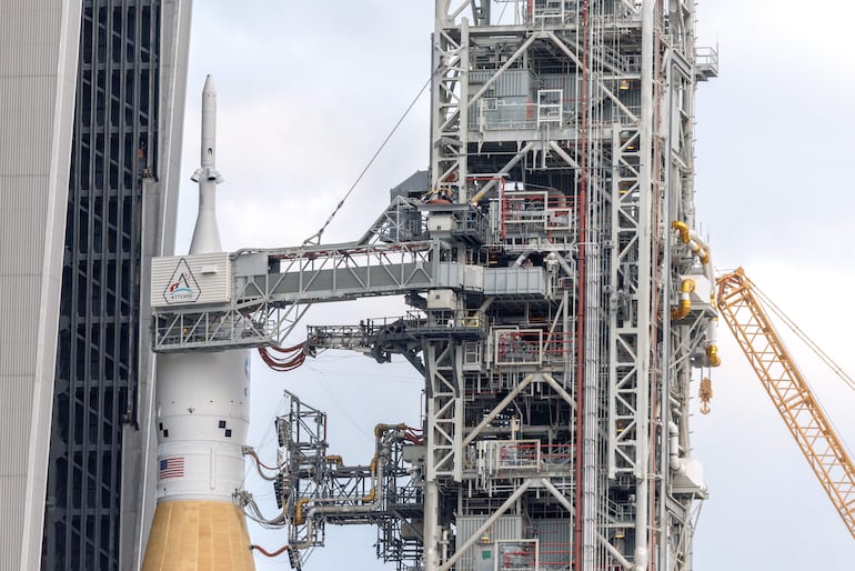 El cohete SLS con la cápsula Orion, parte de la misión Artemis II, es trasladado desde el Edificio de Ensamblaje de Vehículos de la NASA hasta la Plataforma 39B, en el Centro Espacial Kennedy, en Titusville, Florida, Estados Unidos, el 17 de agosto de 2026.
