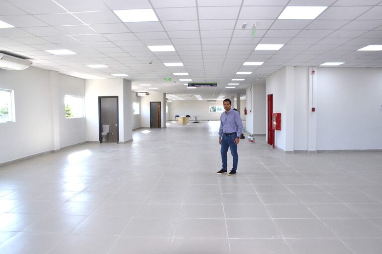 El enorme salón de la planta alta está reservado para ampliaciones futuras o para área de administración.