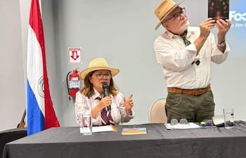 Stella Bogarín y Jorge Benítez presentaros sus libros en Hernandarias.