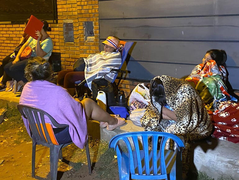 Padres obligados a acampar durante días para inscribir a sus hijos por falta de docentes