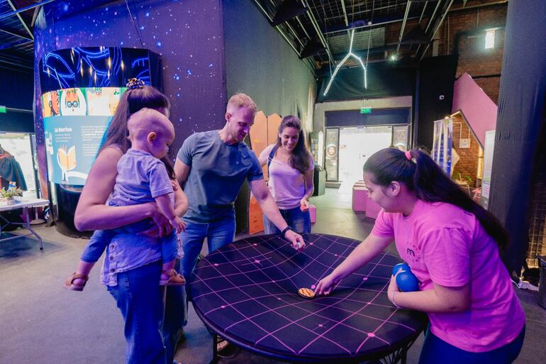 Las exposiciones y presentaciones atraen a toda la familia.