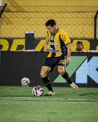 Óscar Ruiz, en acción durante el partido del viernes entre Novorizontino y Chapecoense, por el campeonato nacional brasileño de segunda división.