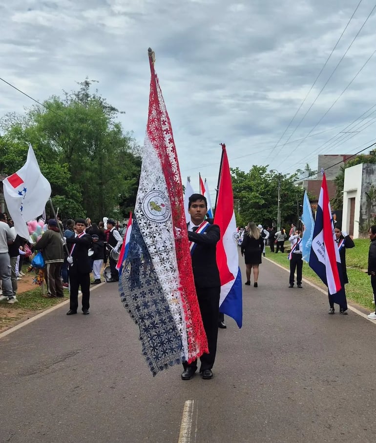 Los abanderados desfilaron con orgullo, portando con honor los colores de la bandera y representando con emoción a su comunidad educativa.