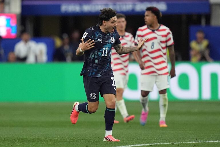 Mauricio de Paraguay celebra anotar el gol del 3-1 durante el partido de la fase de grupos de la Copa Mundial de la FIFA 2026 entre Estados Unidos y Paraguay, en Los Ángeles, California, EE. UU..