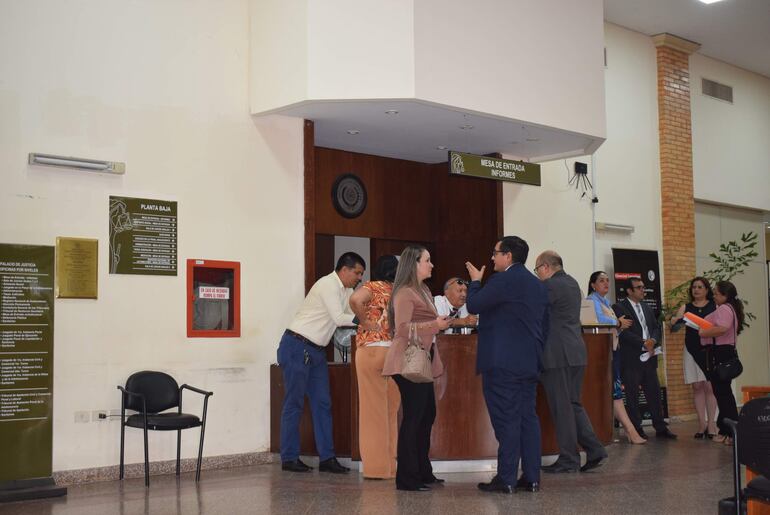 Funcionarios judiciales y abogados litigantes deberán seguir soportando la falta de climatización.