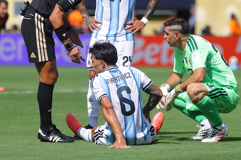 El argentino Lisandro Martínez reacciona tras lesionarse durante el partido de la final de la Copa Mundial de la FIFA 2026 entre España y Argentina, en Nueva Jersey, EE. UU..
