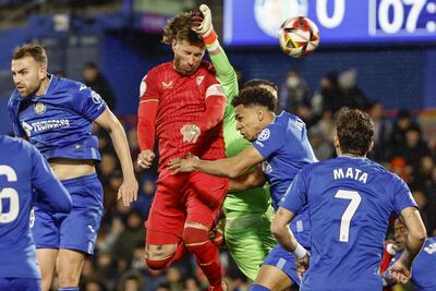 GETAFE (MADRID), 16/01/2024.- El defensa del Sevilla, Sergio Ramos (c), cabecea el balón para marcar el 0-1 durante el encuentro de octavos de final de Copa del Rey entre el Getafe CF y el Sevilla FC este martes en el Estadio Coliseum en Getafe, Madrid. EFE/ Sergio Pérez
