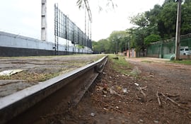 Tras el acuerdo con el Gobierno de los Emiratos Árabes Unidos para impulsar el tren de cercanías entre Asunción e Ypacaraí, el titular de Fepasa, Facundo Salinas, había asegurado que el proyecto utilizará como máximo 10 metros de ancho de la franja de dominio del antiguo ferrocarril.