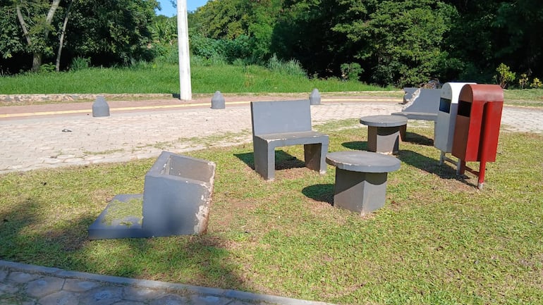 Las sillas están rotas y fuera de lugar.