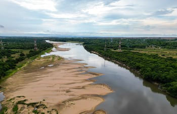 Bajante del río Tebicuary obliga al Ministerio del Ambiente y Desarrollo Sostenible a ordenar el cese del bombeo de agua por parte de productores de arroz.
