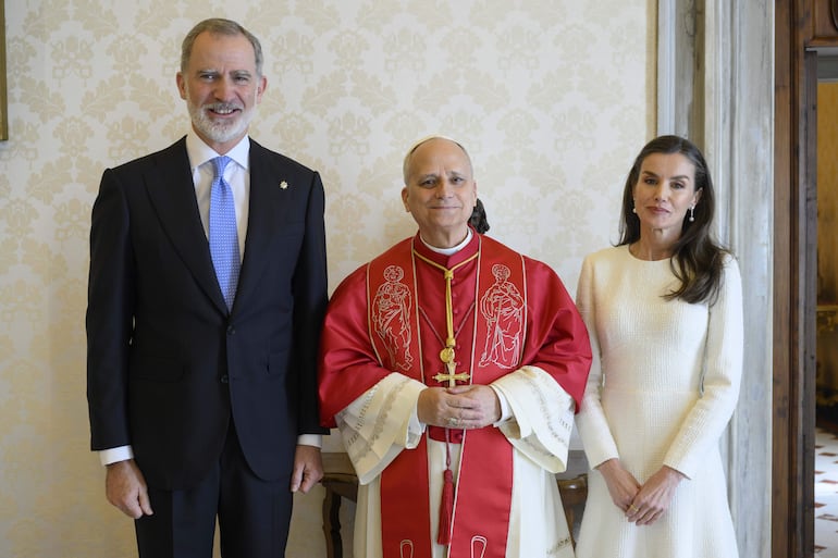 Los reyes de España, Felipe VI y Letizia posando con el papa León XIV. (EFE/Vatican Media/Simone Risoluti)
