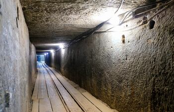 Imagen ilustrativa: pasillo de una mina abandonada.