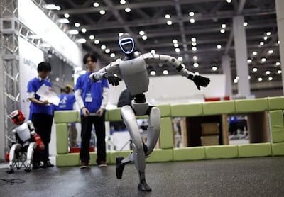 Un Robot Humanoide G1 de Unitree Robotics realiza un baile en el stand de TechShare durante la Exposición Internacional de Robots 2025 (iREX2025) en Tokio, Japón, el 3 de diciembre de 2025.