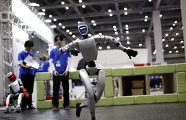 Un Robot Humanoide G1 de Unitree Robotics realiza un baile en el stand de TechShare durante la Exposición Internacional de Robots 2025 (iREX2025) en Tokio, Japón, el 3 de diciembre de 2025.