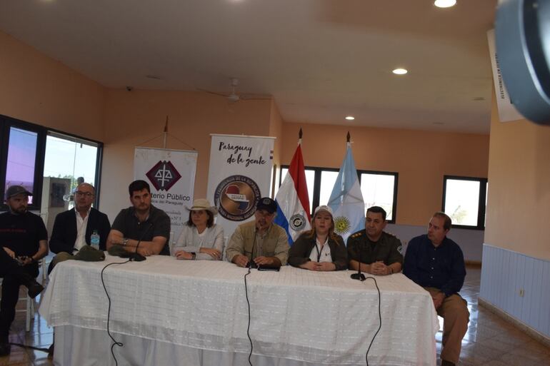 El ministro Arnaldo Giuzzio, la fiscal Raquel Bordón, entre otros, durante una conferencia en el aeropuerto de Encarnación, esta tarde.