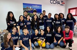 Jóvenes que forman parte del programa de inglés Accces, financiado por el Departamento de Estado de Estados Unidos, en una clase.