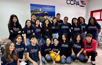 Jóvenes que forman parte del programa de inglés Accces, financiado por el Departamento de Estado de Estados Unidos, en una clase.