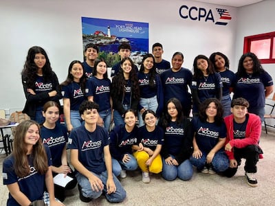Jóvenes que forman parte del programa de inglés Accces, financiado por el Departamento de Estado de Estados Unidos, en una clase.