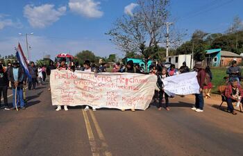 Los indígenas de nueve comunidades de Canindeyú en encuentran movilizados desde la mañana de este lunes en la zona de Yasy Cañy