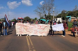 Los indígenas de nueve comunidades de Canindeyú en encuentran movilizados desde la mañana de este lunes en la zona de Yasy Cañy