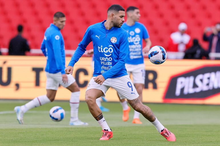 Los jugadores de Paraguay realizan la entrada en calor para el partido contra Ecuador por las Eliminatorias Sudamericanas 2026 en el Rodrigo Paz Delgado, en Quito, Ecuador.