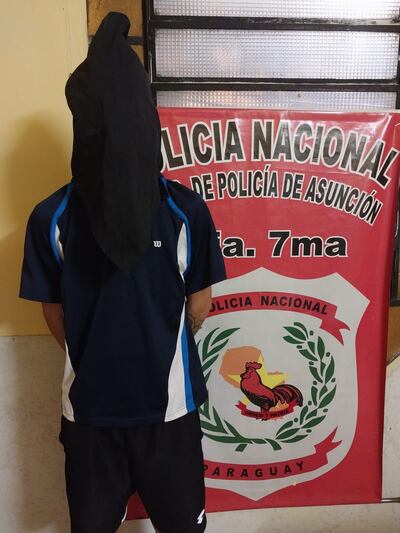 Dos personas, entre ellas una menor de edad, fueron aprehendidas por la Policía Nacional tras la posesión de armas.