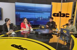 Silvia Blasco, Viceministra de Protección de los derechos de las mujeres del Ministerio de la Mujer;
-Susana González, Agente Fiscal de la Unidad especializada de lucha contra la violencia familiar, en los estudios de ABC AM 730.