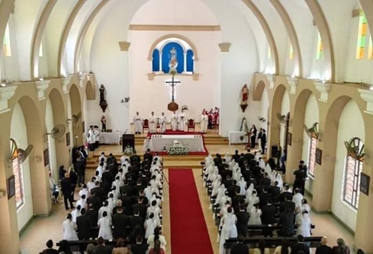 53 parejas celebraron casamiento comunitario en Villarrica.
