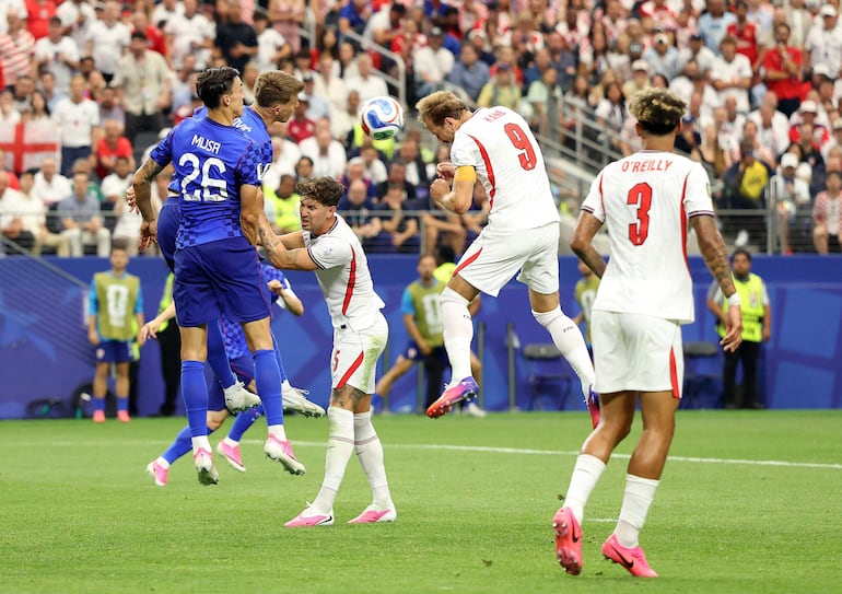Harry Kane #9 de Inglaterra anota el segundo gol de su equipo durante el partido del Grupo L de la Copa Mundial de la FIFA 2026 entre Inglaterra y Croacia en el Dallas Stadium, en Arlington, Texas.