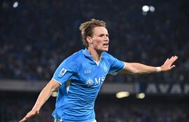 El centrocampista escocés del Napoli, Scott McTominay, celebra el primer gol de su equipo durante el partido de fútbol de la Serie A italiana entre el Napoli y el Cagliari en el estadio Diego Armando Maradona en Nápoles.